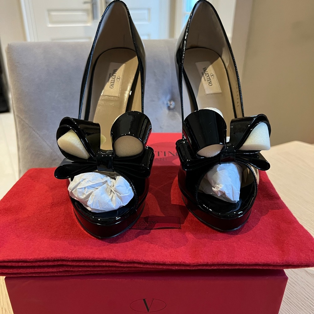 BNIB VALENTINO BLACK PATENT BOW HEELS
